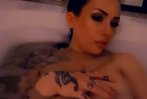 [Image: Vera-Bambi-NSFW-BathTub-Nipple-Show.jpg]